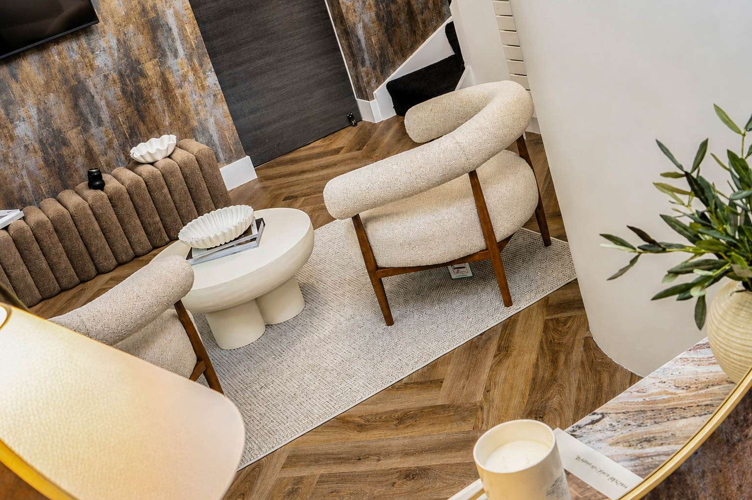 Lattia Piana Auburn Oak — Large Parquet — Lounge from above — chairs and rug
