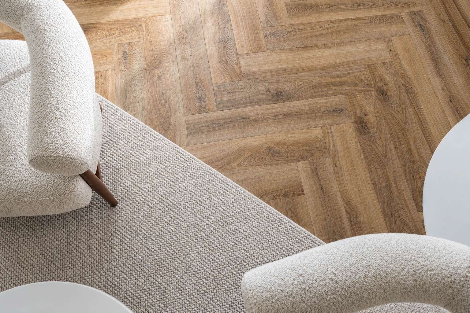 Lattia Piana Auburn Oak — Large Parquet — Top-down — rug edge against the grain